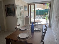 Salle à manger et terrasse ensoleillée