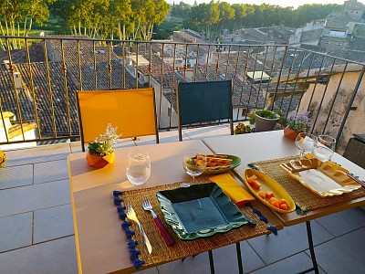 Terrasse avec vue sur les toits du village de Cucuron et la Ste Victoire.