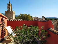 Grande terrasse avec vue sur le village et le Luberon