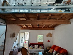 Salon avec entrée du gîte par une baie vitrée