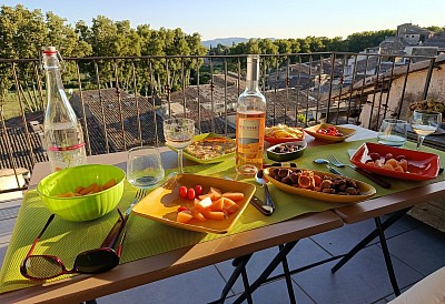 Terrasse avec vue sur les toits du village de Cucuron et la Ste Victoire.