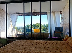 Chambre à coucher donnant sur la terrasse