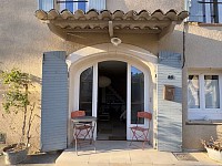Entrée ensoleillée de l'hébergement