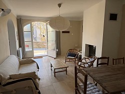 Belle pièce à vivre, salon avec cheminée