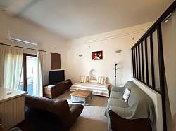 Salon avec balcon donnant sur une ruelle calme